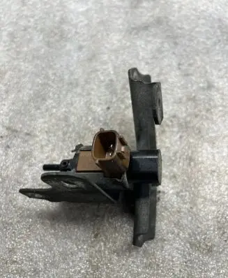 Engine mount vacuum valve