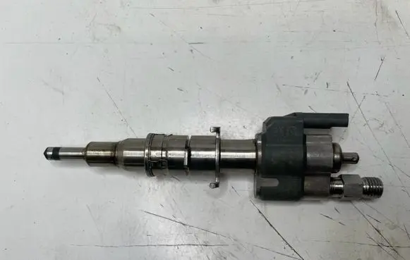 BMW 3 E92 E93 Fuel injector 7589048