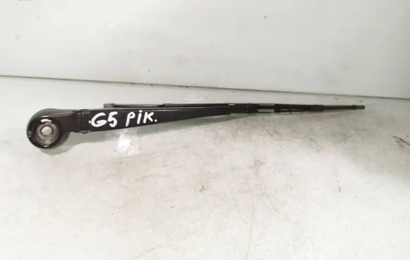 Rear wiper blade arm