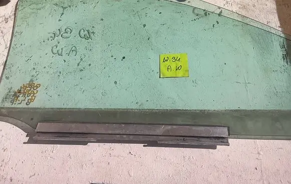 Opel Corsa B Front door window glass four-door 43R001352