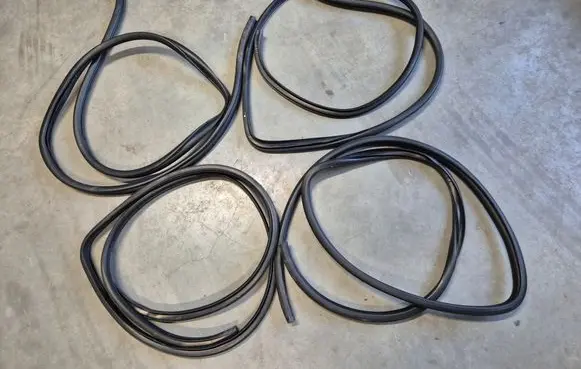 Toyota Hilux (AN10, AN20, AN30) Front door rubber seal 