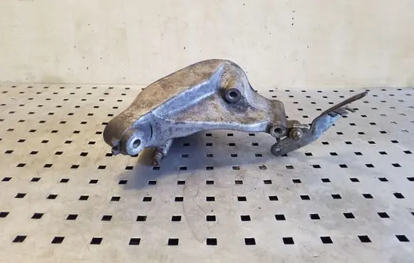 Engine mounting bracket