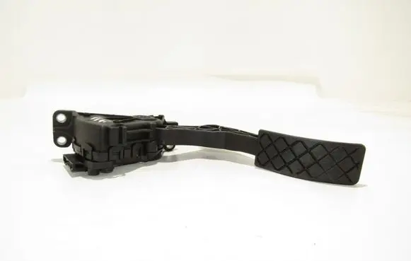Accelerator throttle pedal