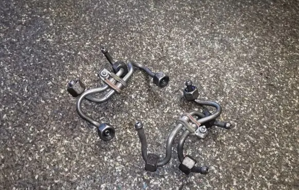 BMW 5 E60 E61 Fuel injector supply line/pipe 