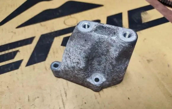 Chrysler 300 - 300C Engine mounting bracket