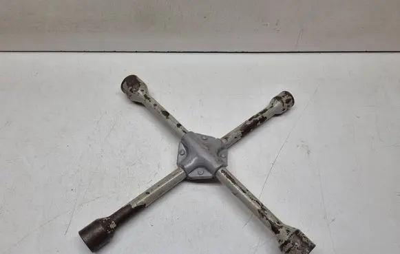 BMW 3 E46 Wheel nut wrench 