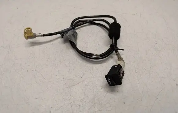 BMW X5 E70 USB socket connector 9237656 84109237656 61319167196
