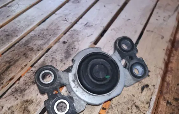 Volvo XC60 Engine mount bracket
