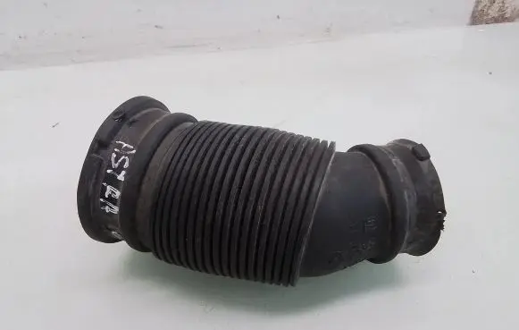 Opel Astra H Air intake hose/pipe 55355563