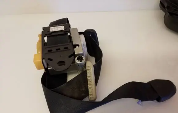 Mazda CX-7 Front seatbelt C9586N