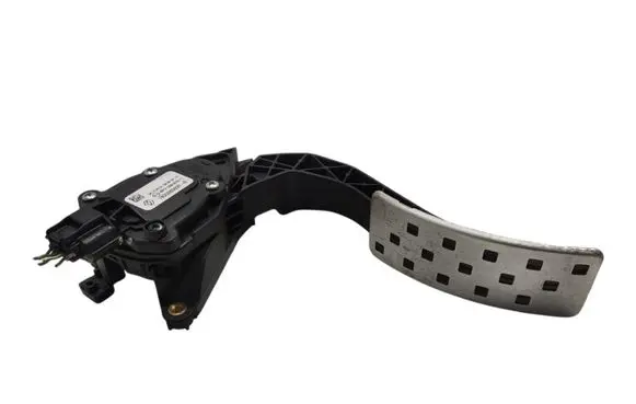 Accelerator throttle pedal