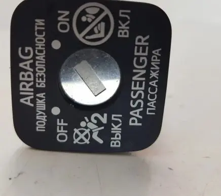Toyota Avensis T270 Passenger airbag on/off switch 