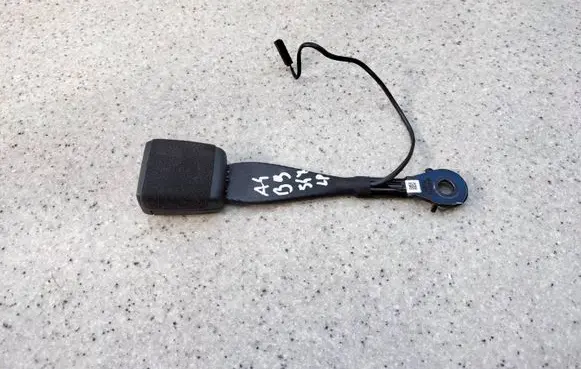 Front seatbelt buckle