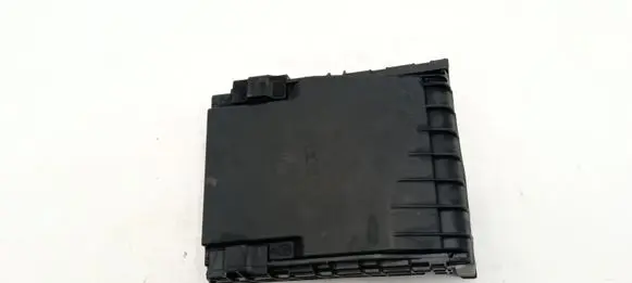 Volkswagen Touran II Fuse box cover 1K0937132