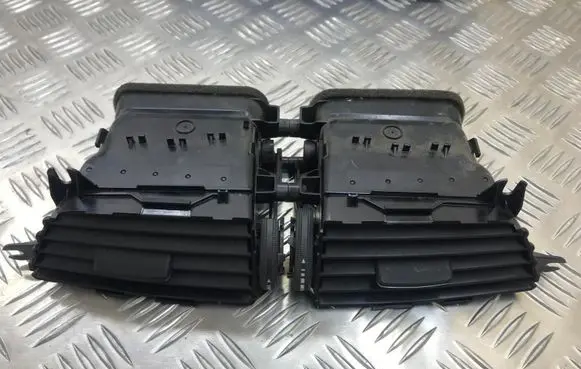Mercedes-Benz C W204 Dash center air vent grill A2048306054