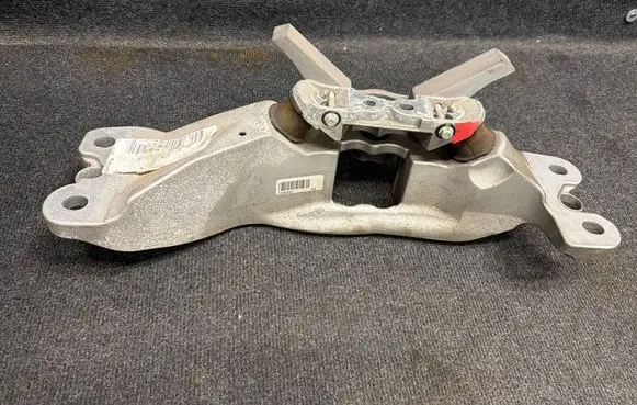 Chevrolet Camaro Gearbox mount P23424567 23424567