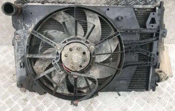 Radiator cooling fan shroud