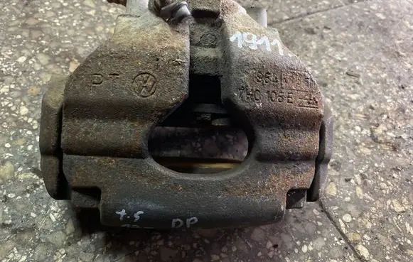 Volkswagen Transporter - Caravelle T5 Front brake caliper