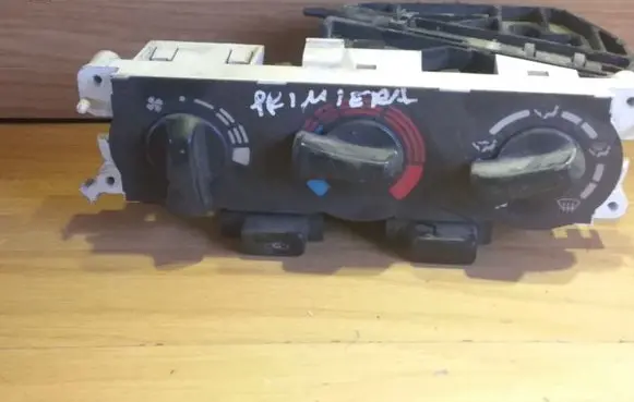 Nissan Primera Climate control unit 7040230732