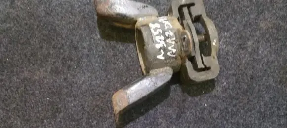 Mazda 323 Engine mount bracket