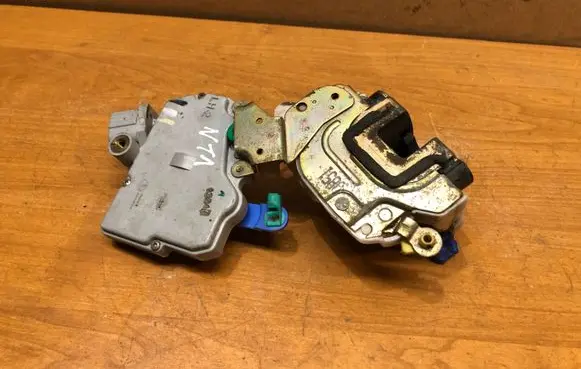 Nissan Terrano Front door lock