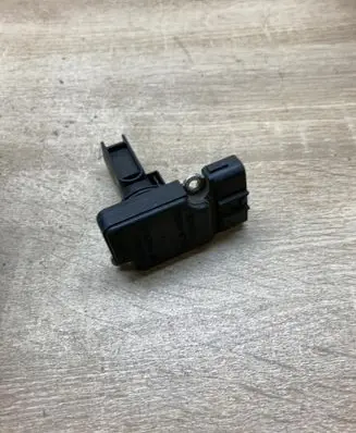 Toyota Avensis T250 Mass air flow meter 2220427010