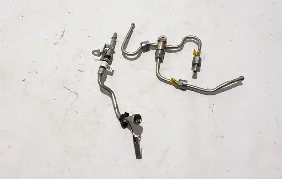 Chevrolet Silverado Fuel injector supply line/pipe 12703596