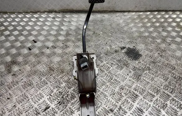 KIA Sportage Brake pedal 32002S005