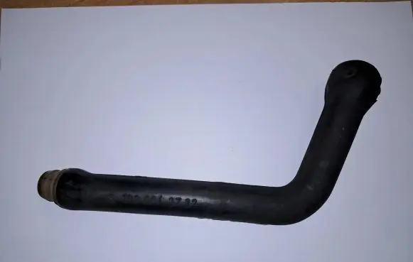 Mercedes-Benz E W124 Breather hose/pipe 1020942782