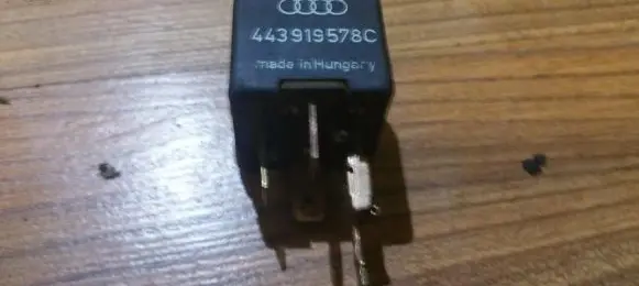 Volkswagen PASSAT B5 Other relay 443919578C 899519