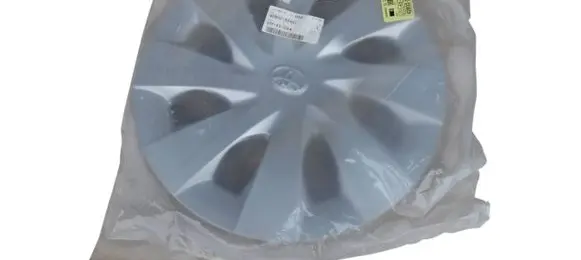 Toyota Yaris R15 wheel hub/cap/trim 42602-52451 4260252451