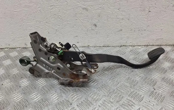 Toyota Avensis T270 Clutch pedal 3130120600 8951020041
