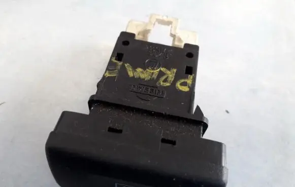 Nissan Primera Windscreen/window heater switch