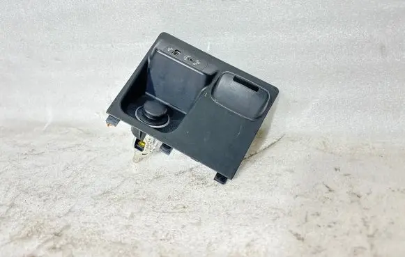 BMW X5 F15 USB socket connector 105067531C 9252108