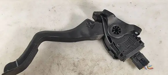 Accelerator throttle pedal