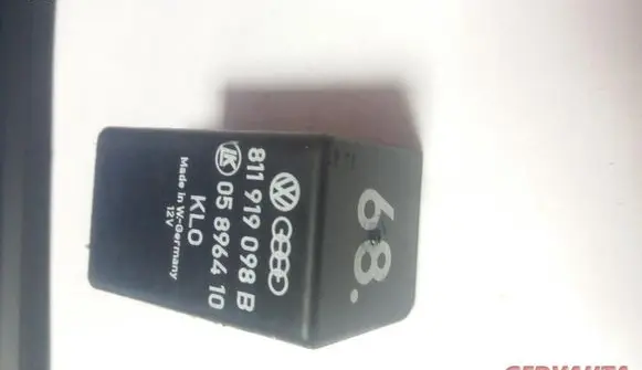 Volkswagen PASSAT B5 Other relay 811919098B