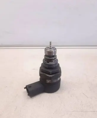 Volvo V70 Fuel pressure regulator 30777576 22589540 0281002712