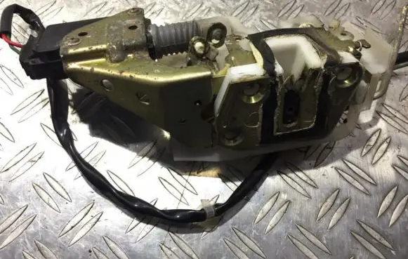 Mazda 323 F Front door lock