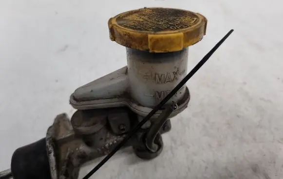 Subaru Legacy Brake fluid reservoir 