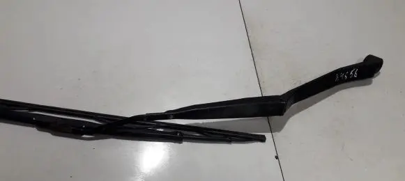 Toyota RAV 4 (XA20) Front wiper blade arm
