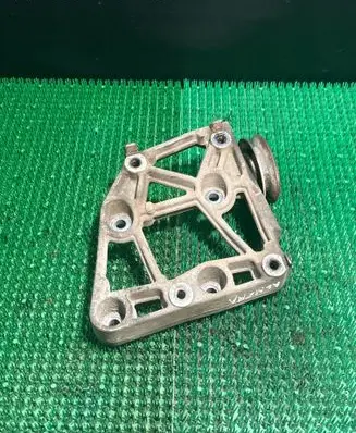 Engine mounting bracket