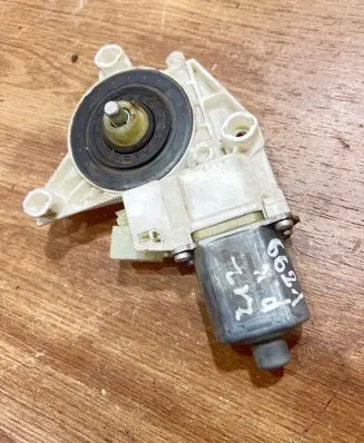 Mercedes-Benz C W205 Front door window regulator motor A2048200142 0905 97121900