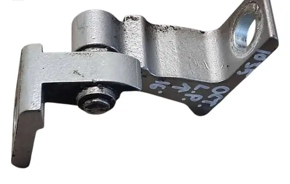Skoda Octavia Mk3 (5E) Front door upper hinge 8K0831401B A047058