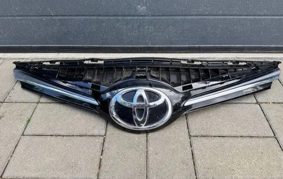 Toyota Avensis T270 Front bumper upper radiator grill 5311405120