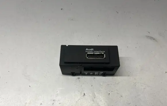 Audi A3 S3 8V USB socket connector 8V0035736