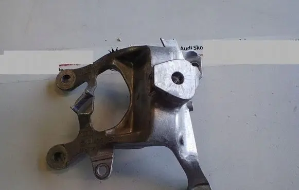 Audi A8 S8 D4 4H Engine mounting bracket 4H0199308AK
