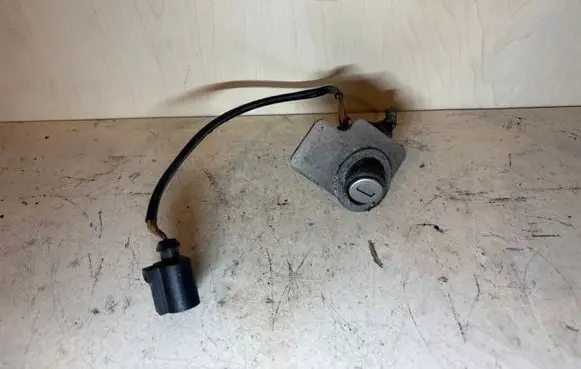 Skoda Superb B5 (3U) Tailgate exterior lock 3U0827573