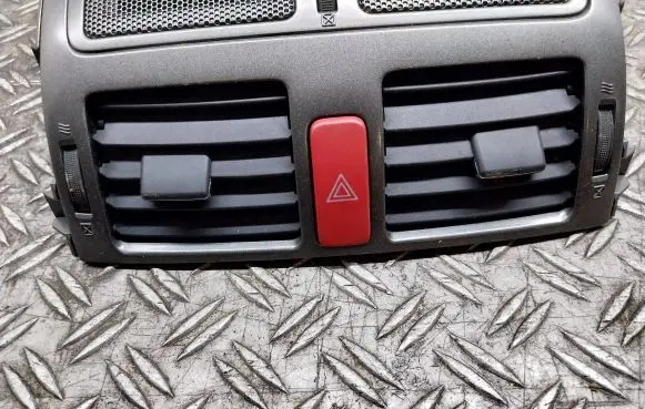 Toyota Auris 150 Dash center air vent grill