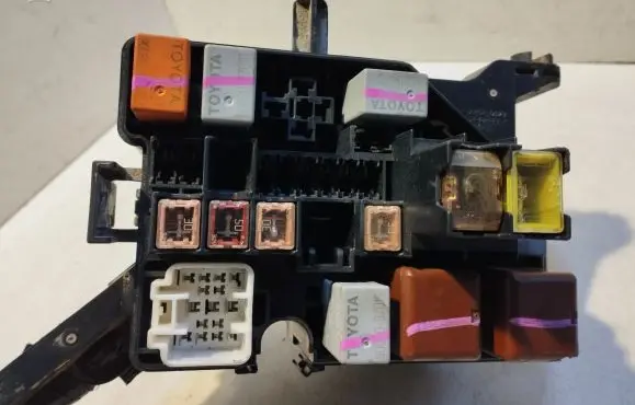 Toyota Yaris Relay mounting block 1928403009 1928402824