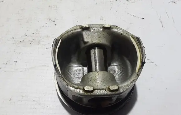 Renault Clio III Piston with connecting rod 7701476747